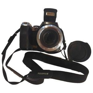 Fuji FinePix S8100fd Compact Digital Bridge Camera 10MP 27-86mm 18x Zoom Lens
